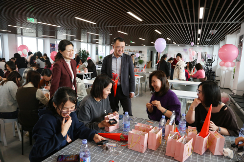 巧手嵌非遗 钿彩耀青春  ——凯时娱乐人生就是博集团开展庆“三八”螺钿胸针创意手工活动