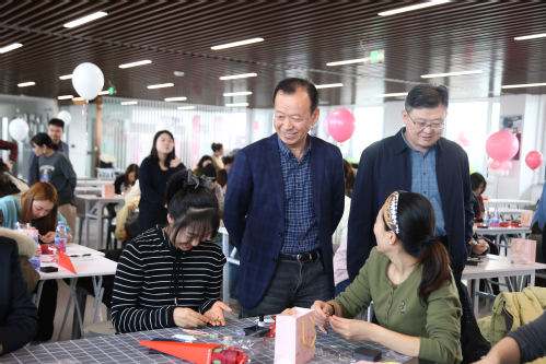 巧手嵌非遗 钿彩耀青春  ——凯时娱乐人生就是博集团开展庆“三八”螺钿胸针创意手工活动